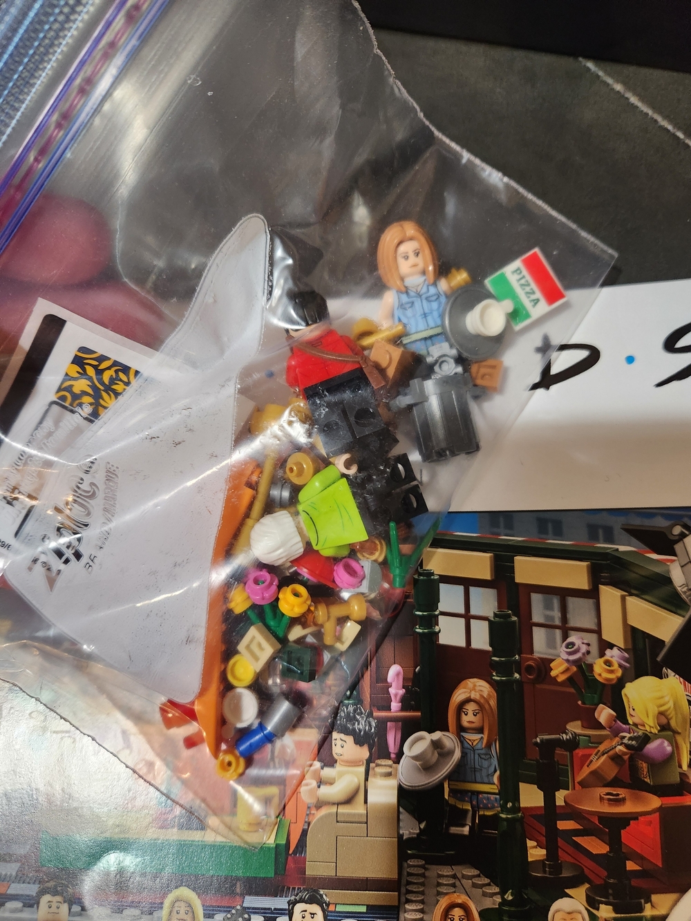 Like New LEGO FRIENDS Central Perk TV Set - Brown & Multicolor Complete! - Picture 10 of 11